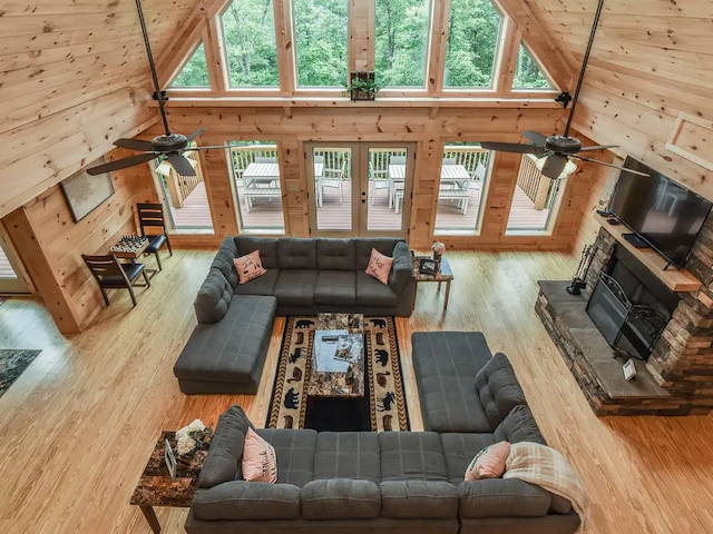 New Luxury Log Cabin in Black Mountain great room