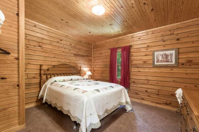 Pine Grove Cabin bedroom