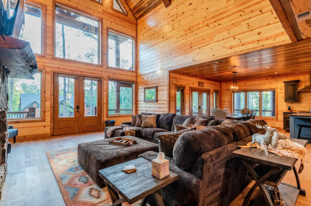 luxury cabin in Broken Bow great room