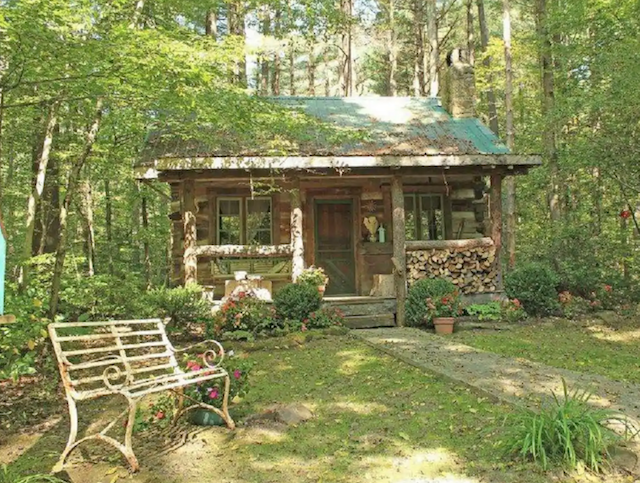 Cozy 150 year old log cabin 