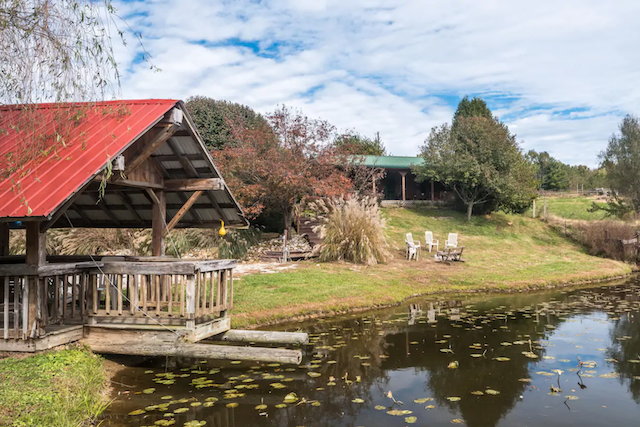 Big Buck Log Vacation Cabin  on creek
