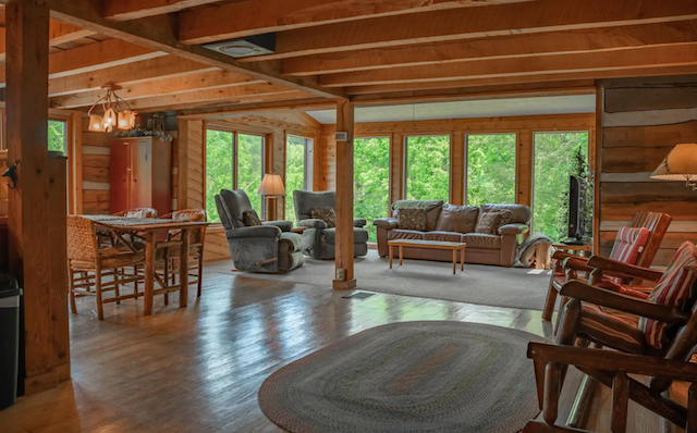 Pond's Edge Log Vacation Cabin great room with a view